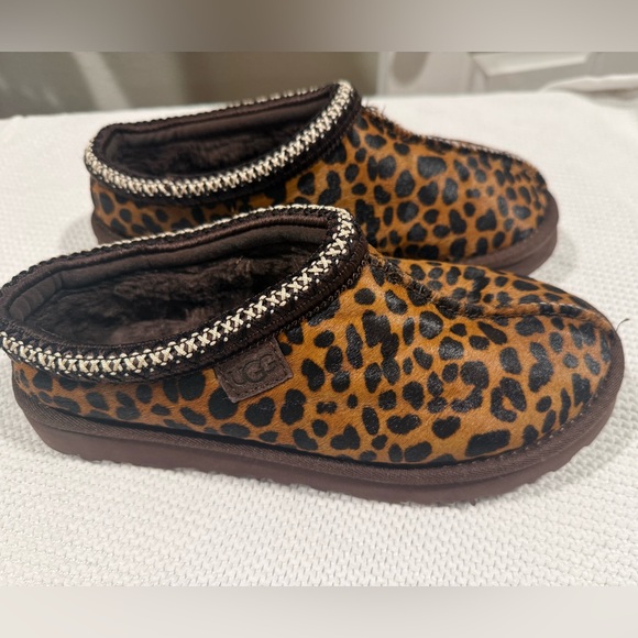 UGG Shoes - UGG ANTROPOLOGIE exclusive Leopard Slippers.
Size 7.5 can fit an 8 too.